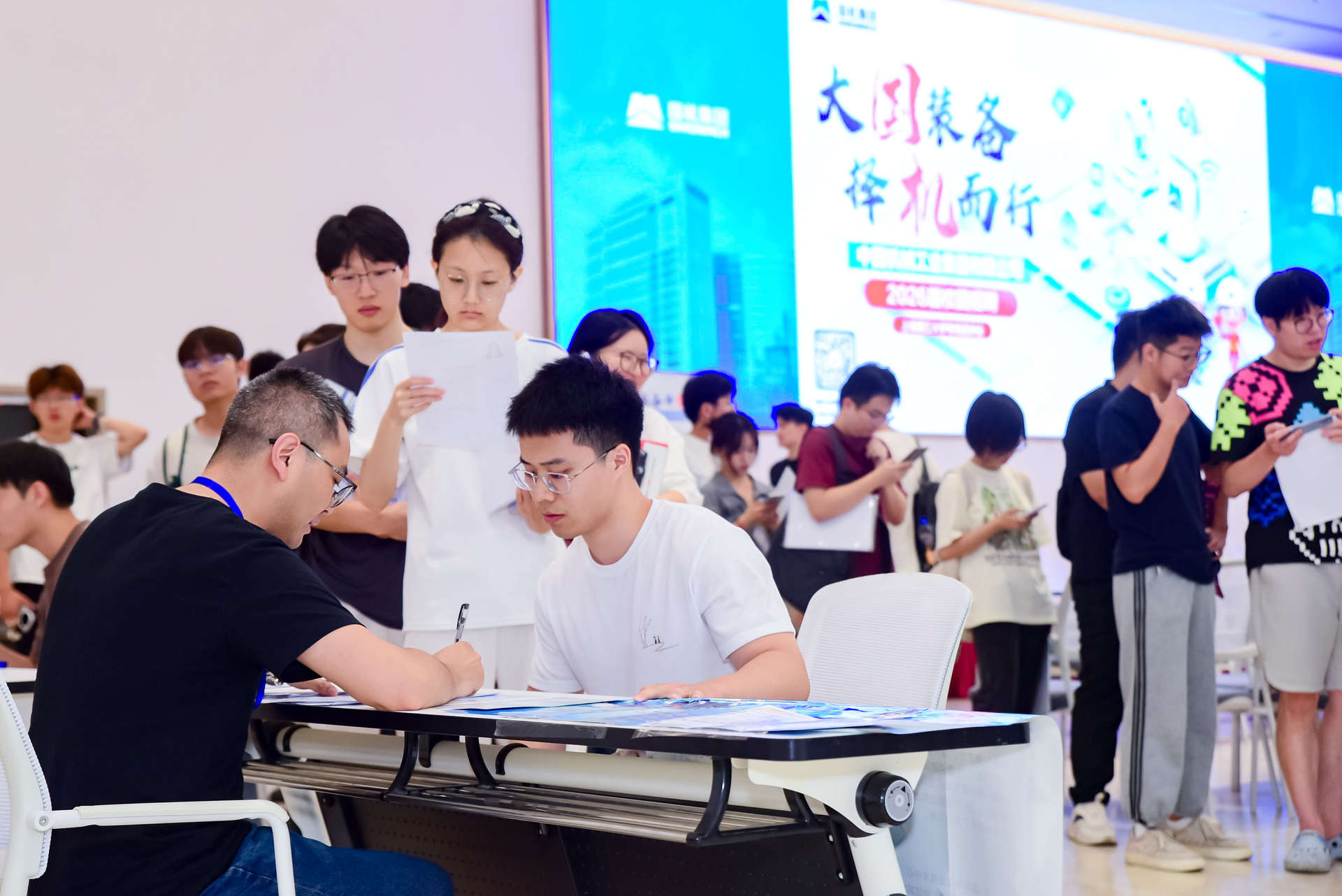 学生与企业交流