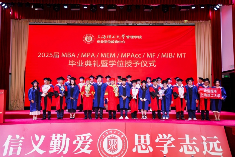 毕业生代表献花