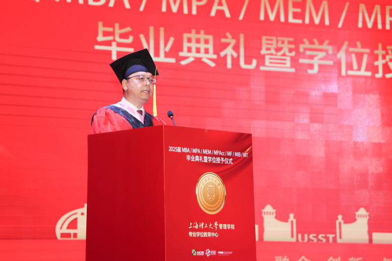 赵来军主持典礼