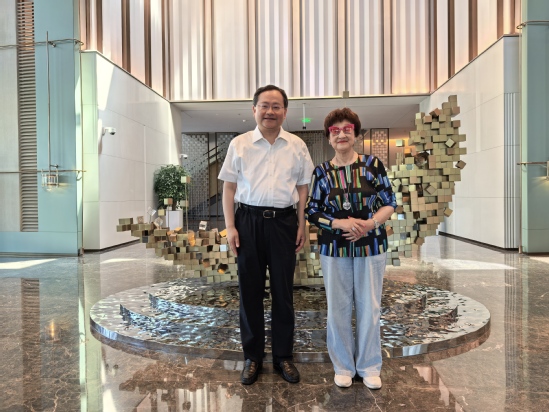 与林贝聿嘉校友合影留念