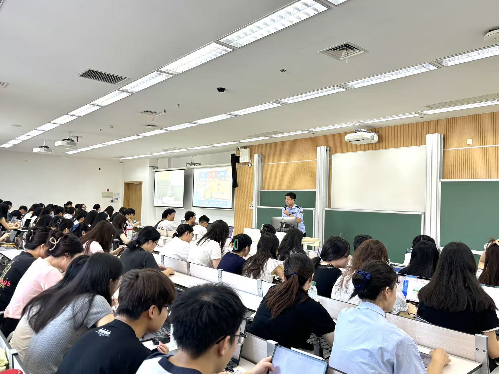 谢晔警官进行“反诈”宣传