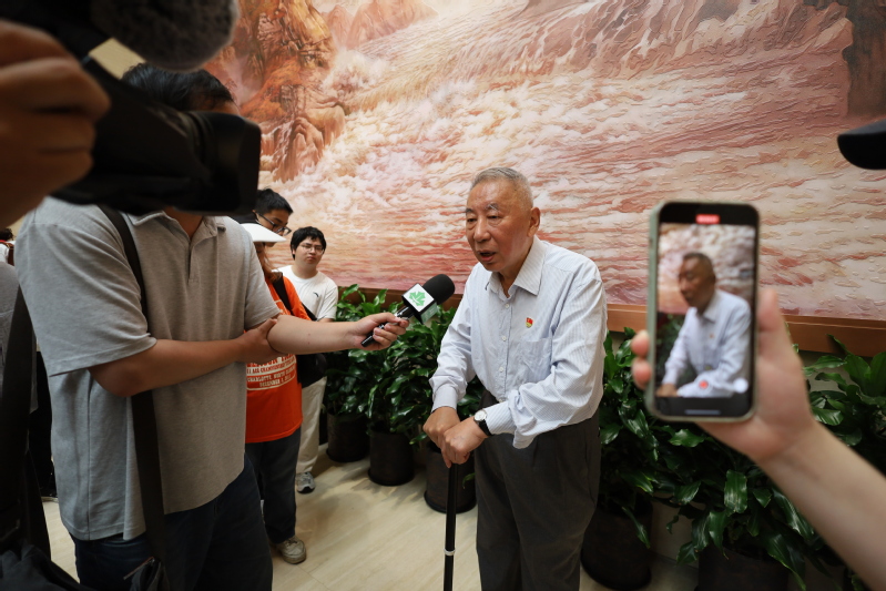 顾宝炎老先生受媒体采访