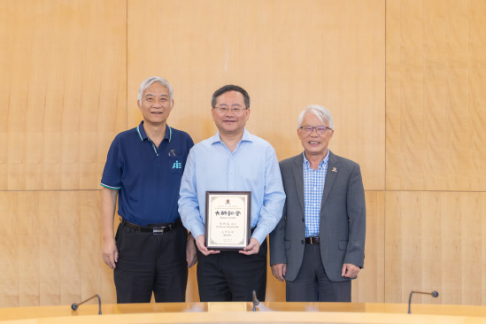 香港中文大学（深圳）向朱新远教授颁发大师讲堂纪念牌