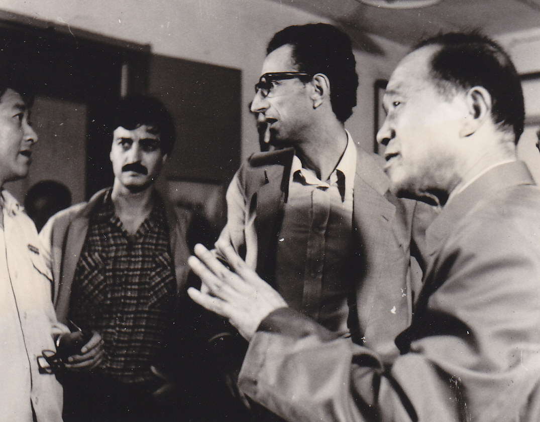 楼惟秋教授向外国专家介绍太阳能