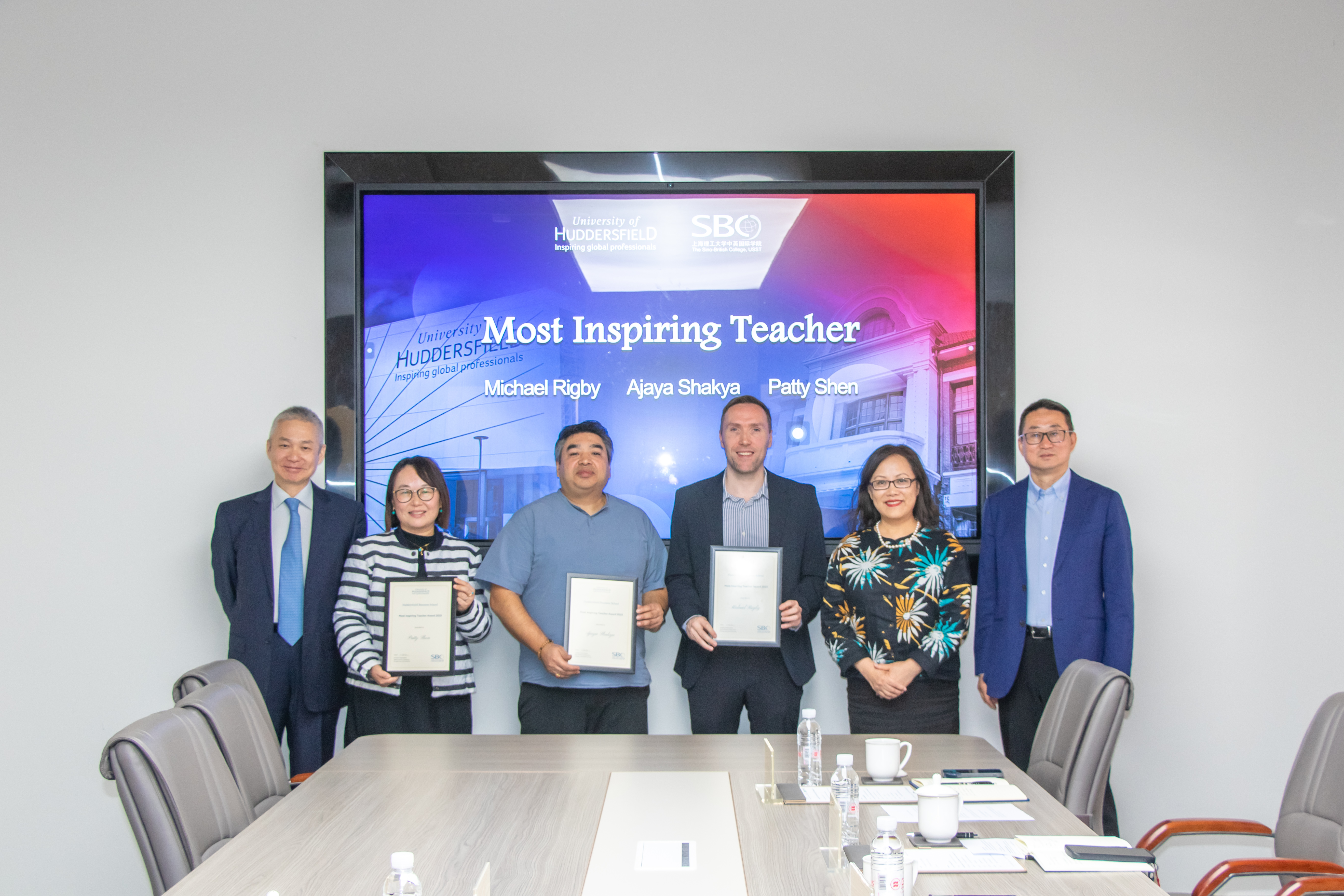 为学院获奖教师颁发“最佳启迪教师奖”