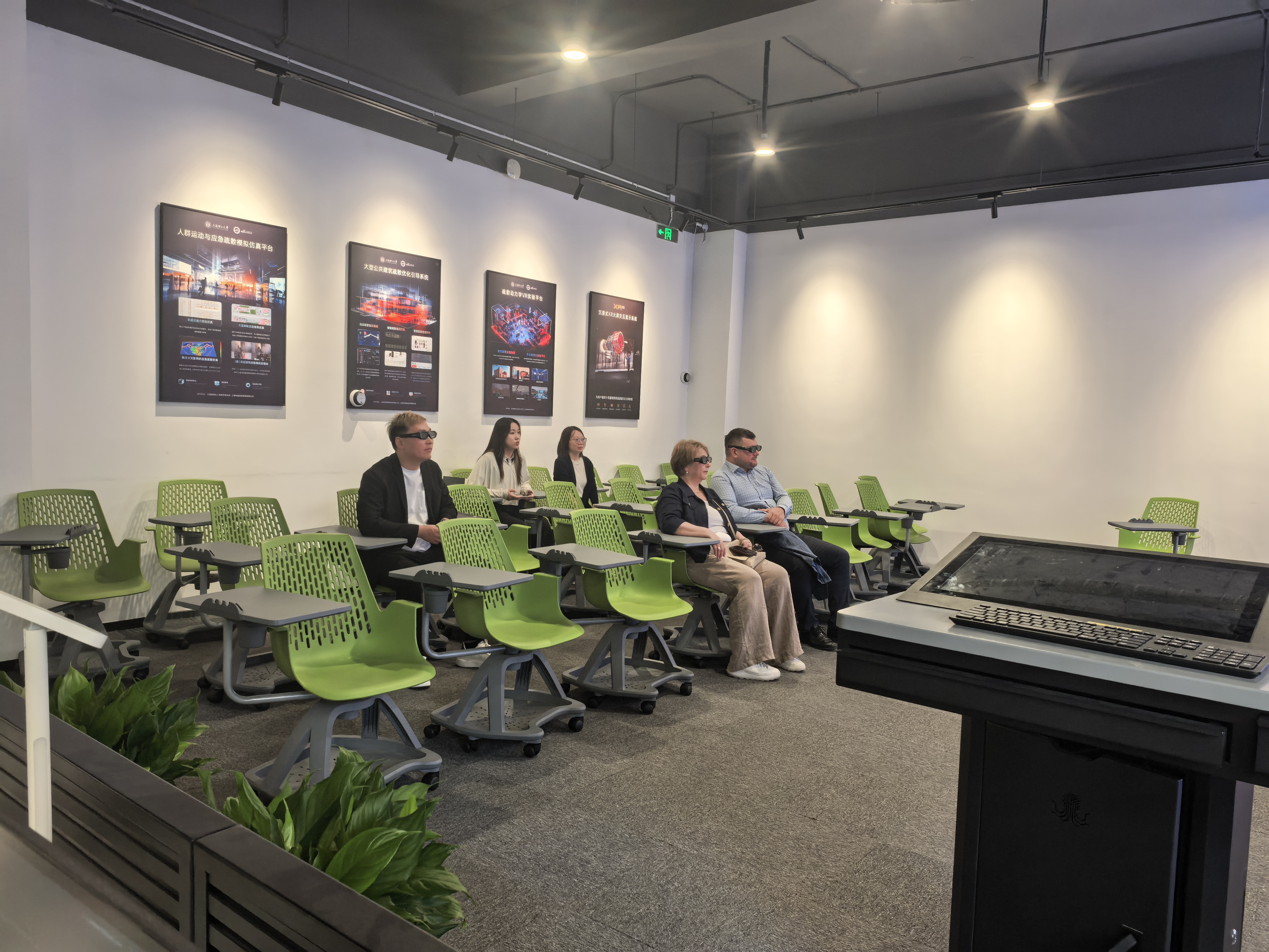 参观应急管理实验室