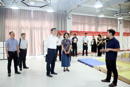 参观创新创业教育实践基地