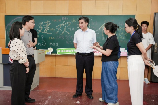 校领导关心新生入学情况并慰问工作人员和志愿者