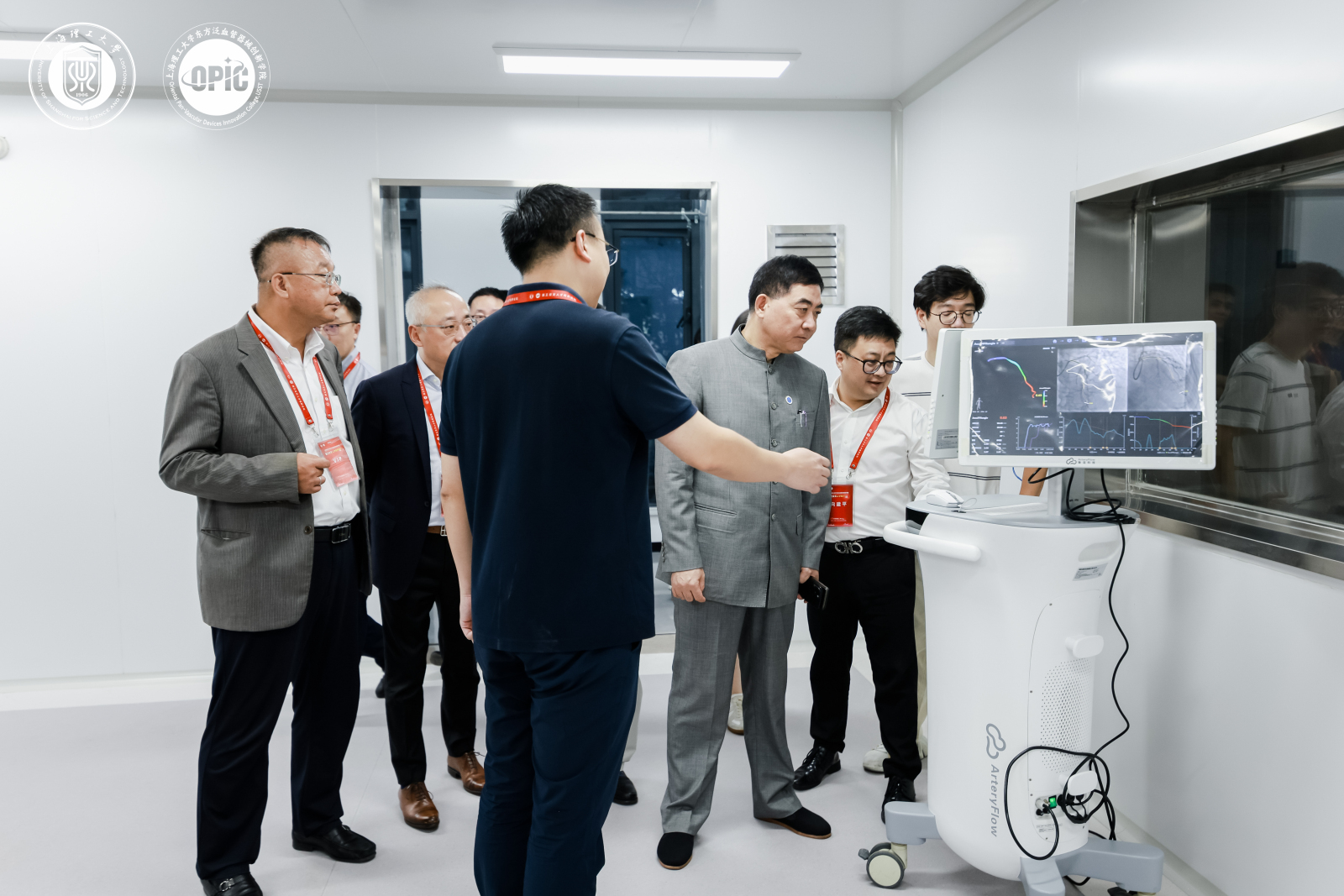 参观实验大楼建设现场