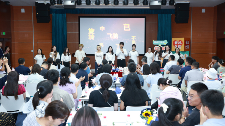 新进辅导员才艺展示 &nbsp;师生合唱《这世界那么多人》