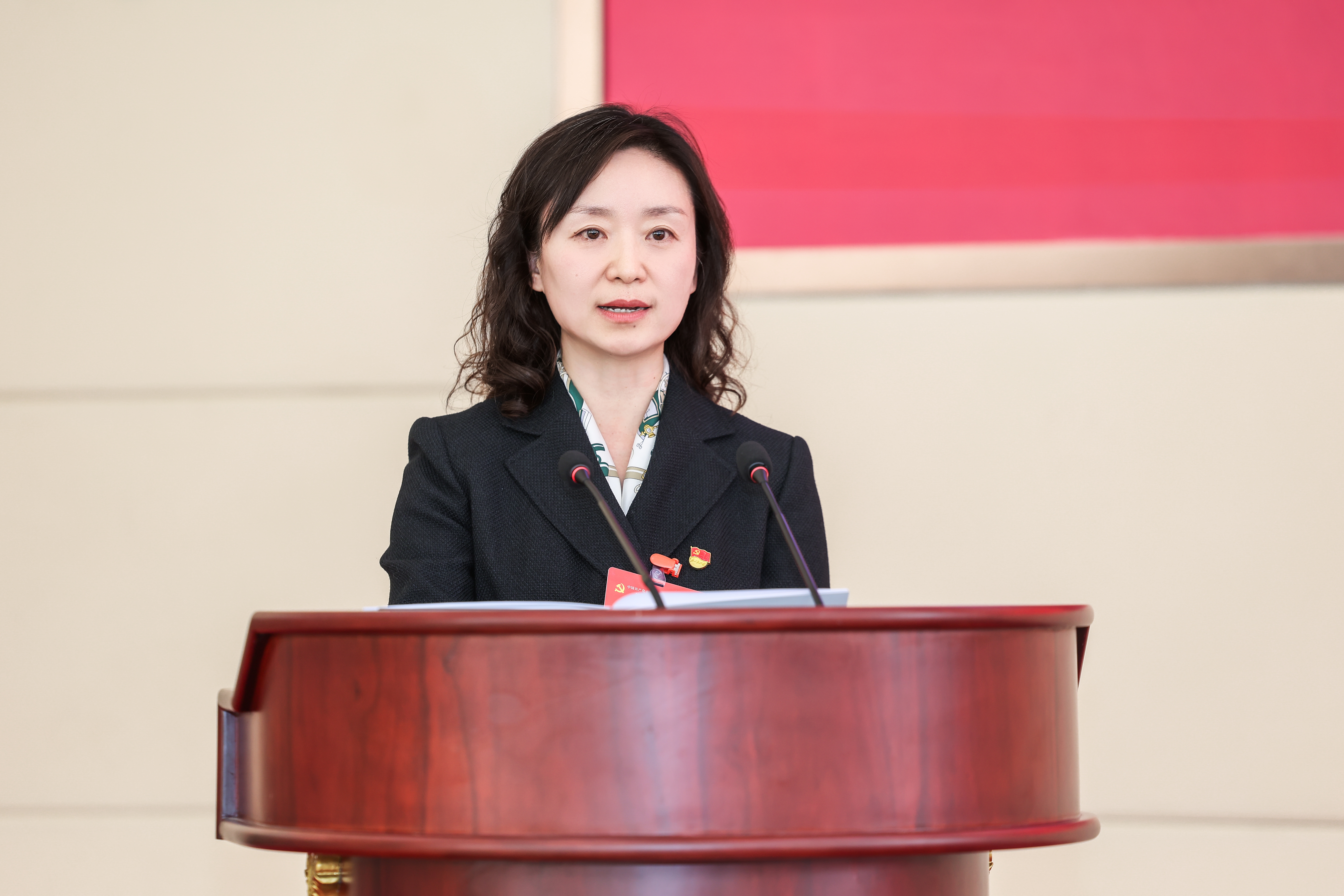 姚秀雯作工作报告