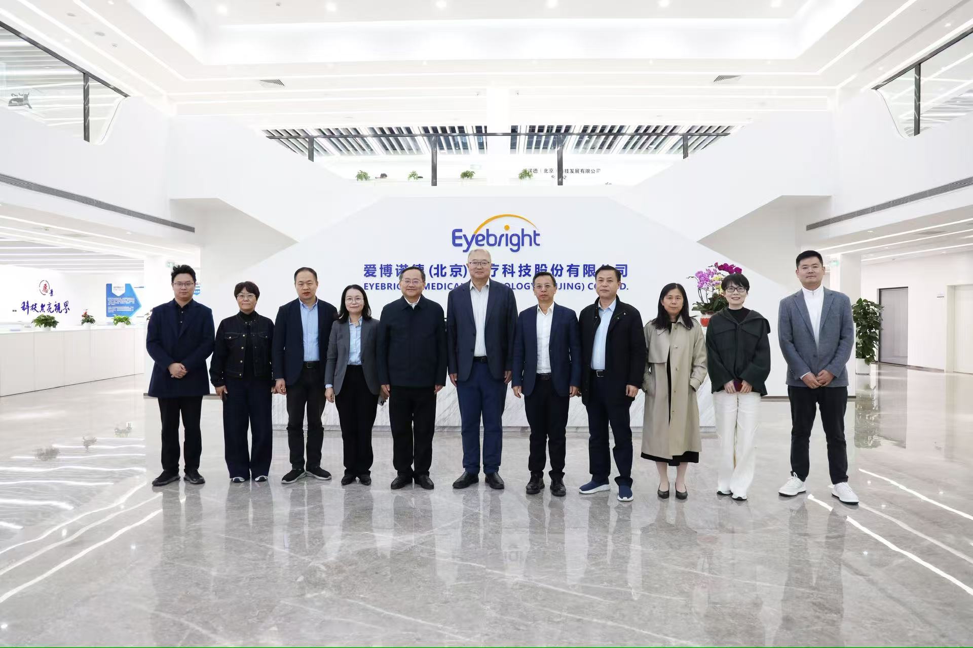 参观爱德医疗公司展厅和研发总部