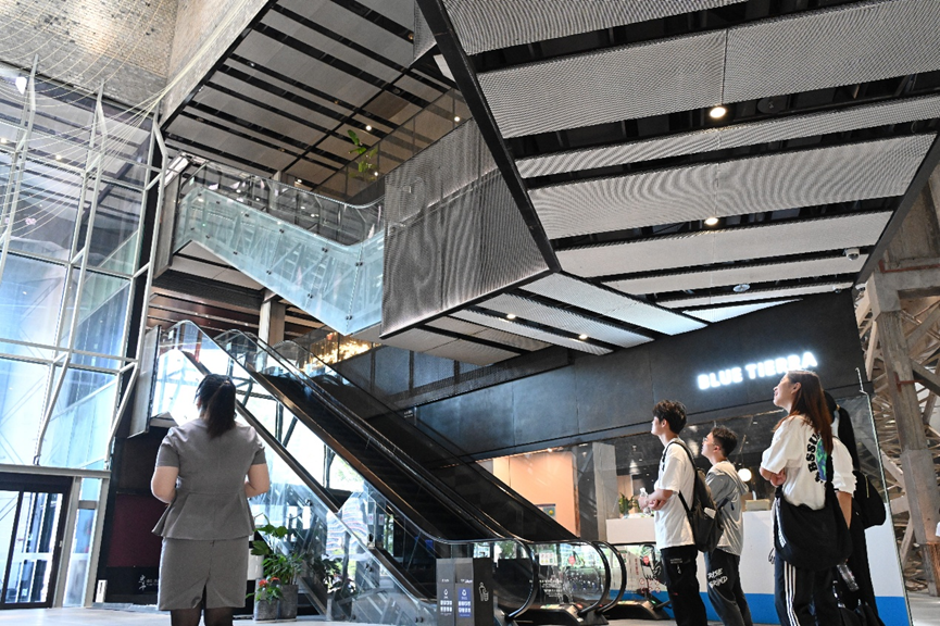 团队成员在聆听船厂1862的改造故事