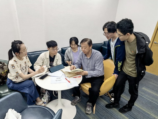 顾铮先为本科生辅导答疑