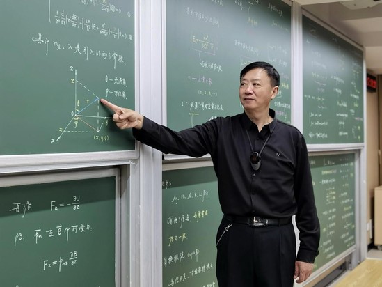 课堂上的顾铮先