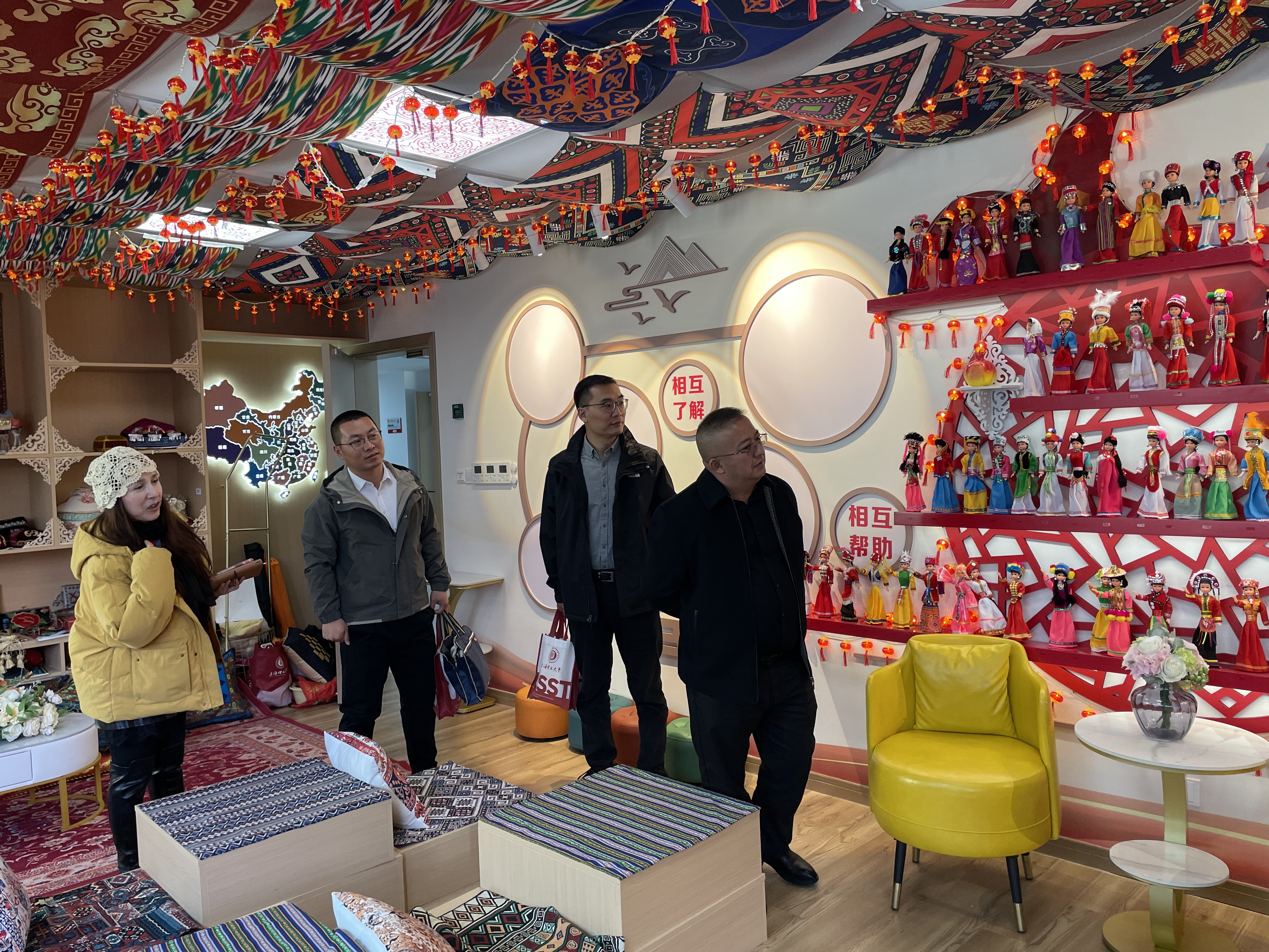 参观民族团结教育工作室