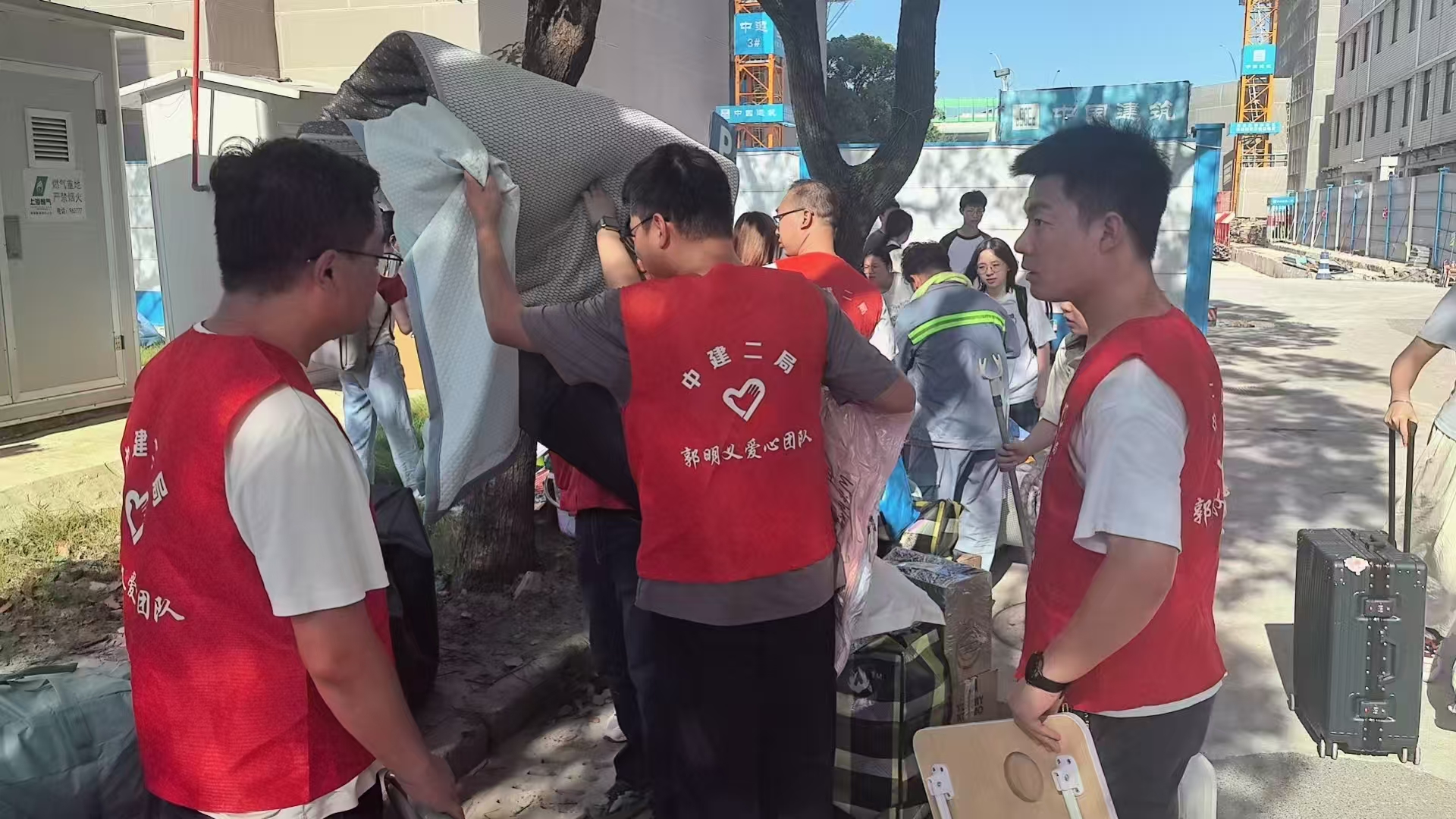中建二局上海分公司志愿者协助学生搬迁