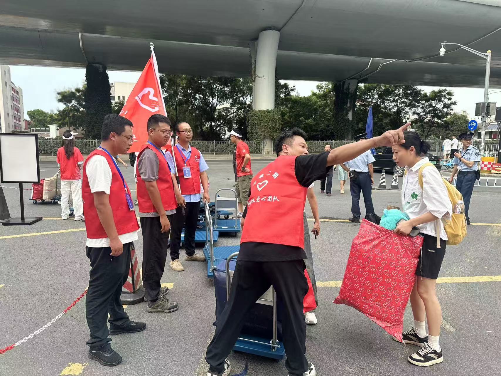 中建二局上海分公司志愿者协助迎新