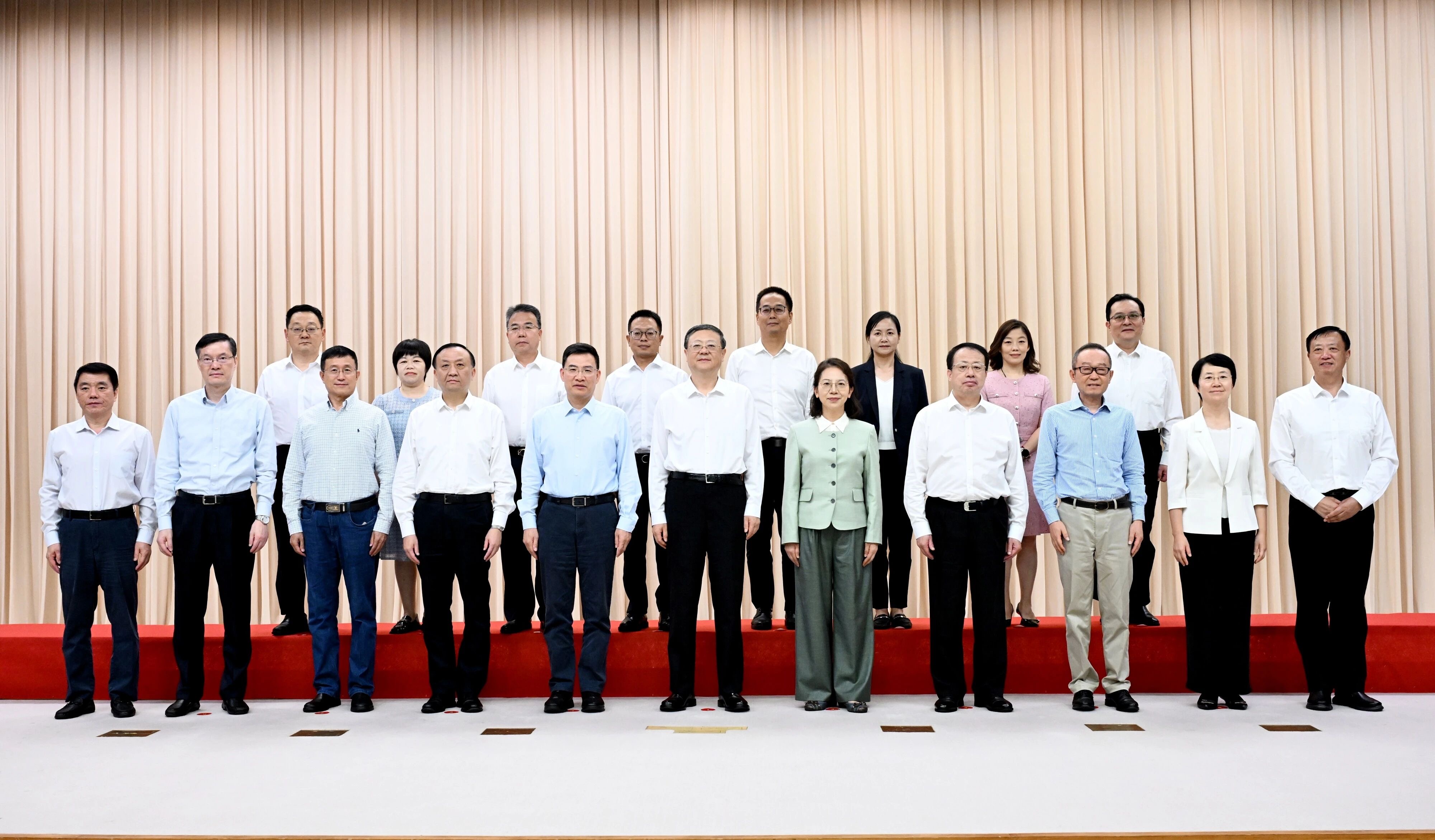 教师节之际，市委书记陈吉宁，市委副书记、市长龚正与上海市优秀教师代表举行座谈，代表市委、市政府，向全市广大教师和教育工作者致以节日祝贺和诚挚问候。（前排右一为金沙官网顾铮𠀡老师）