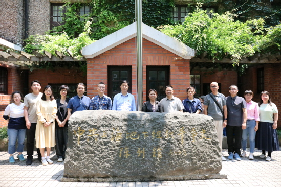 在中共上海地下组织斗争史陈列馆合影