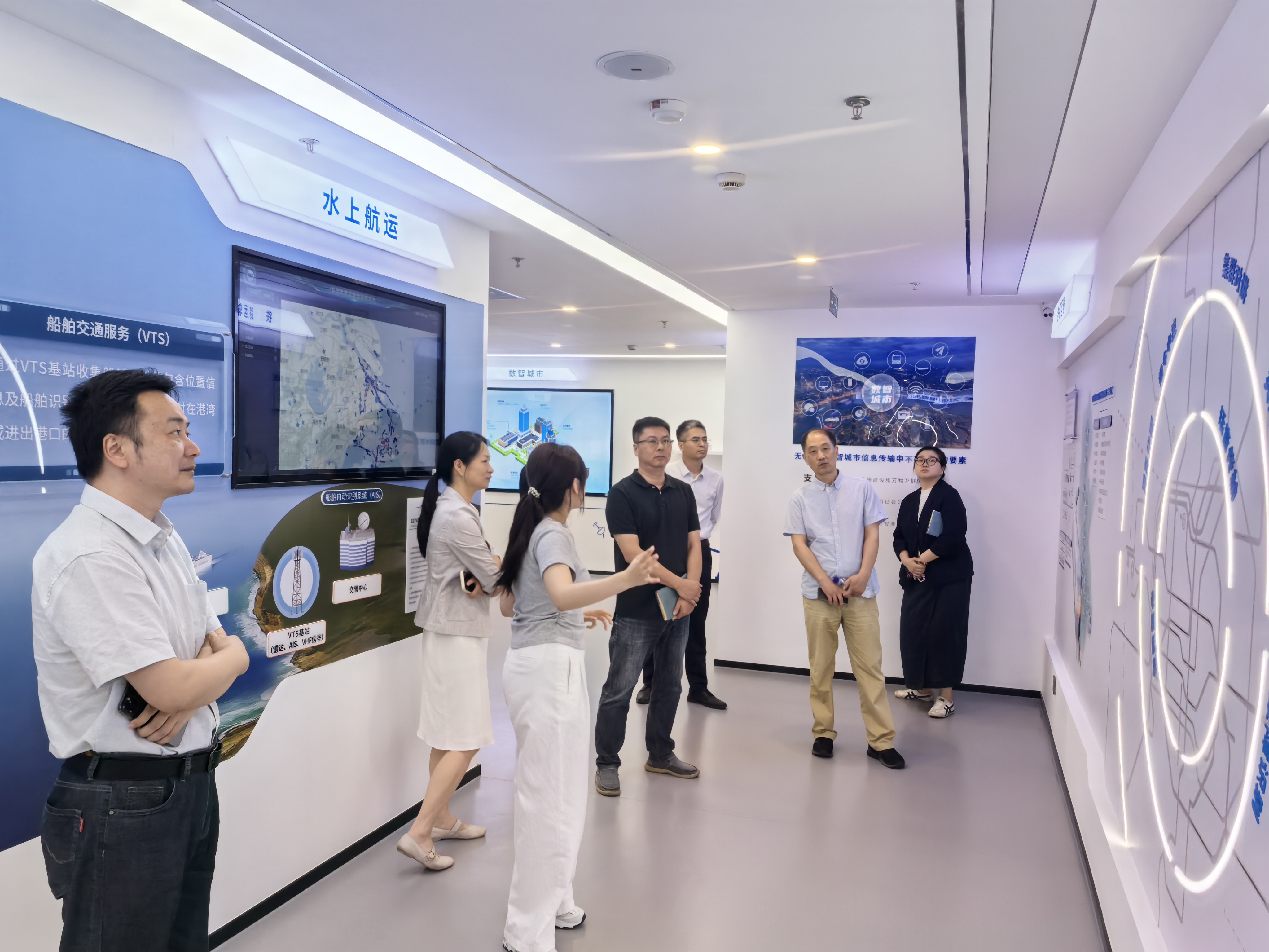 参观无线电科普馆