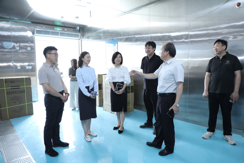 参观镇集体经济示范企业