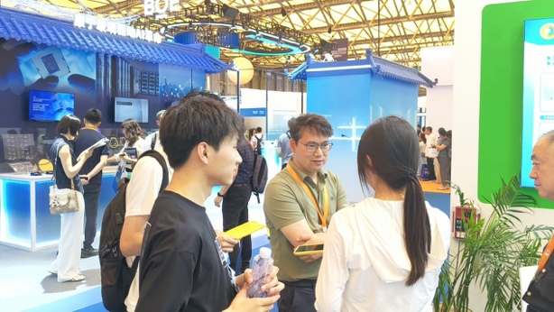 团队与展位负责人交流