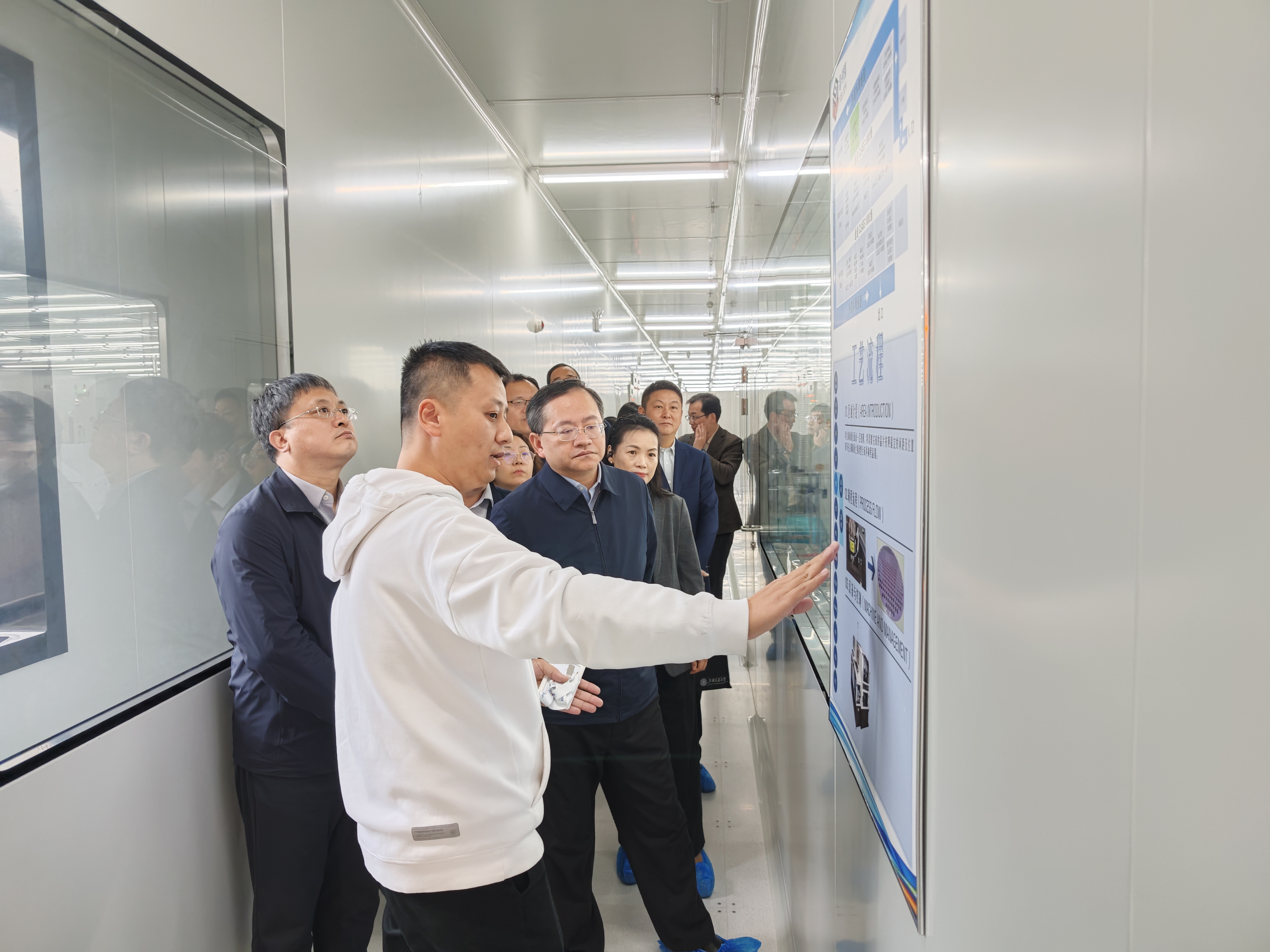 参观易卜半导体芯片封装生产线