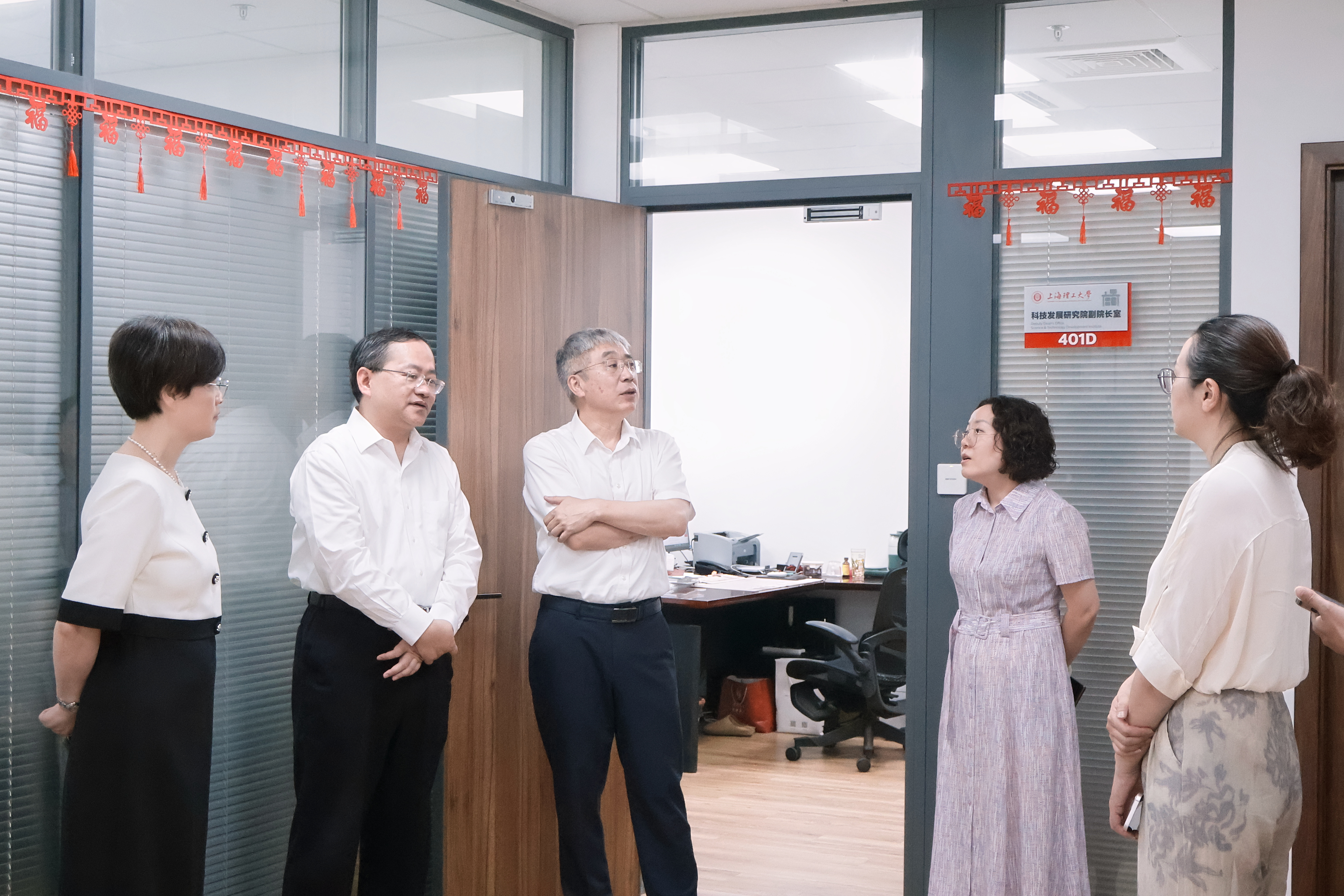 校领导率队检查新学期开学准备工作