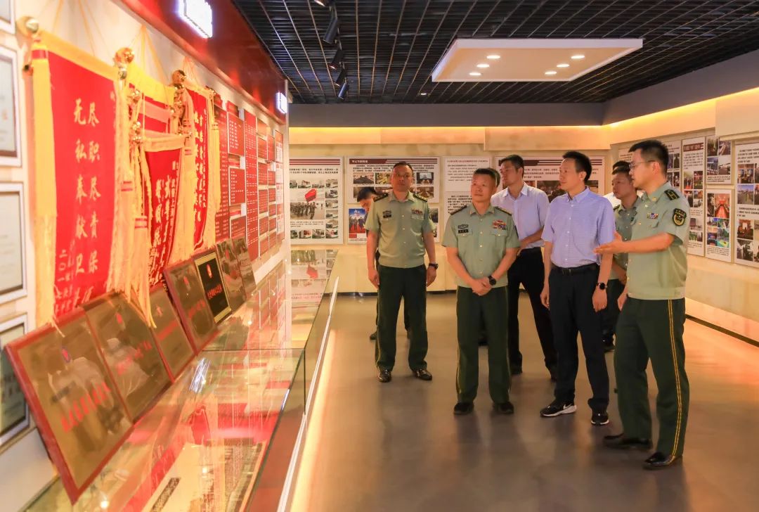 与武警某部交流并参观队史馆