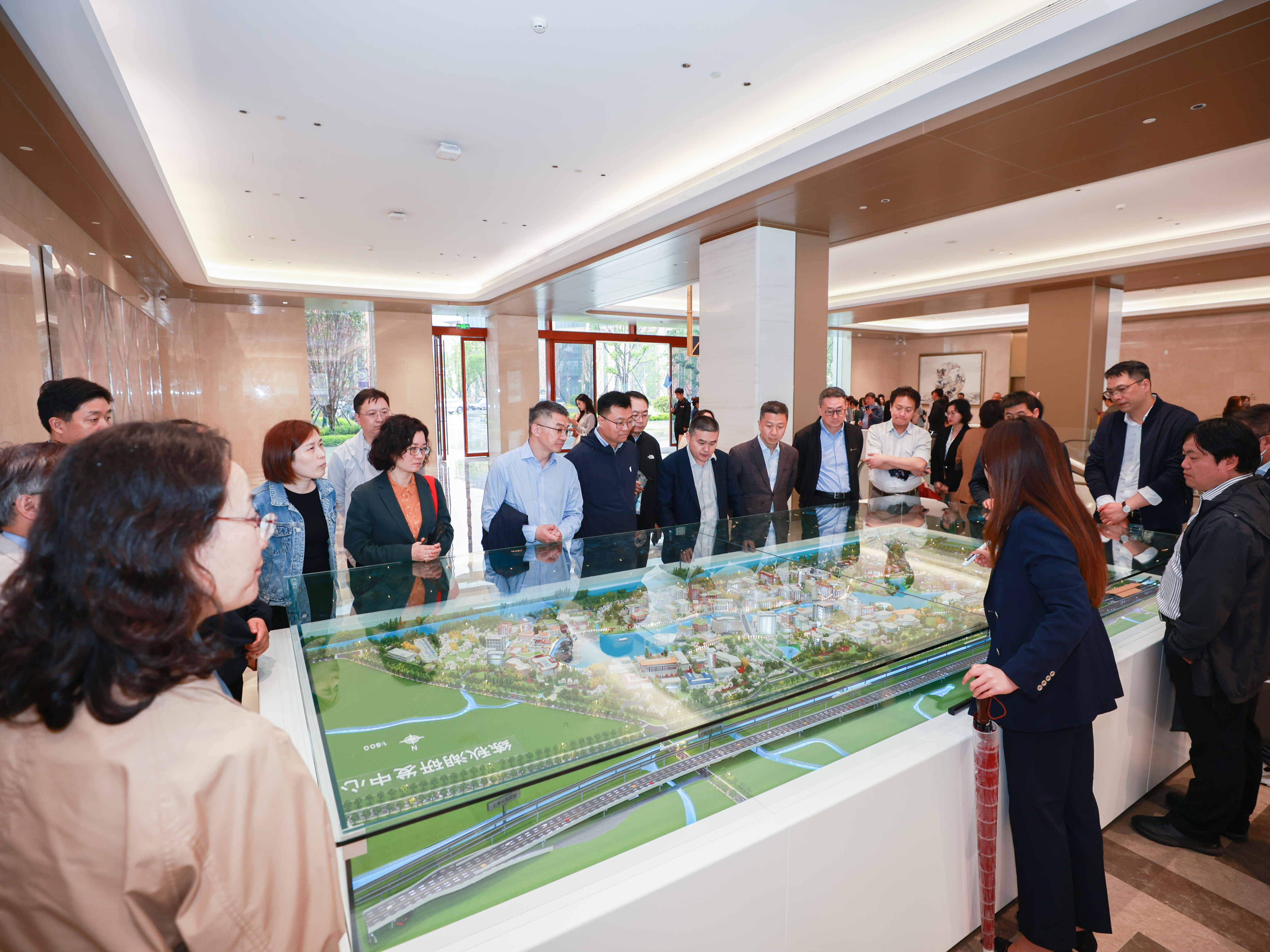 在华为公司参观调研