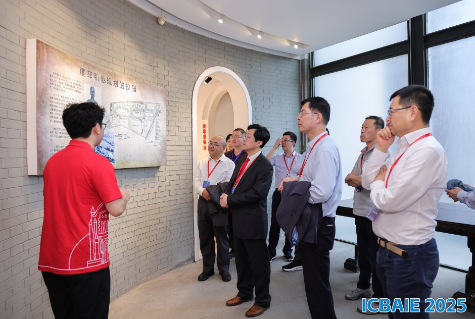 参观9001cc金沙以诚为本校史馆