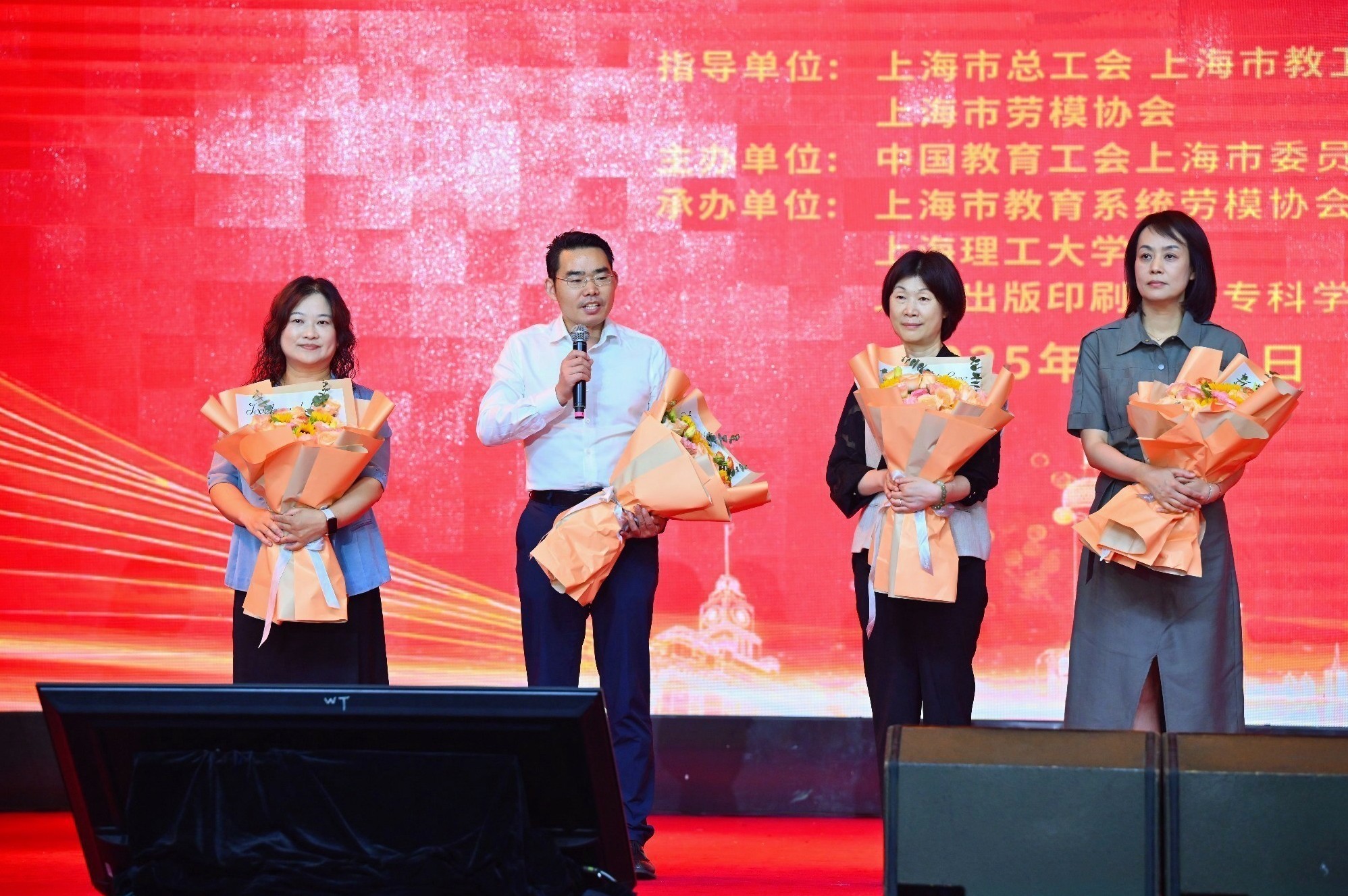 向上海市教育系统劳模先进代表献花 向上海市教育系统劳模先进代表献花