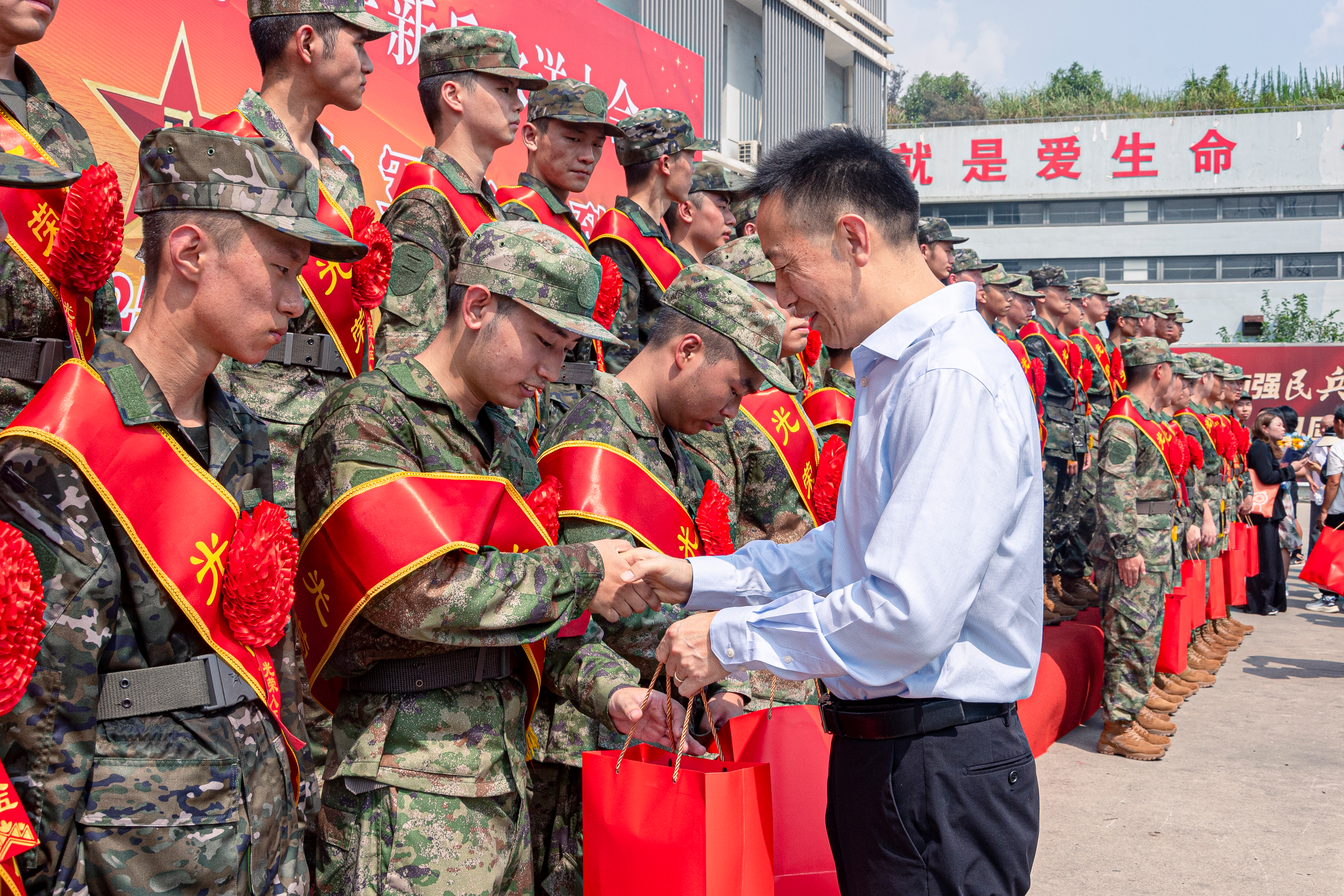 校党委副书记刘德强率为入伍新兵发放慰问品
