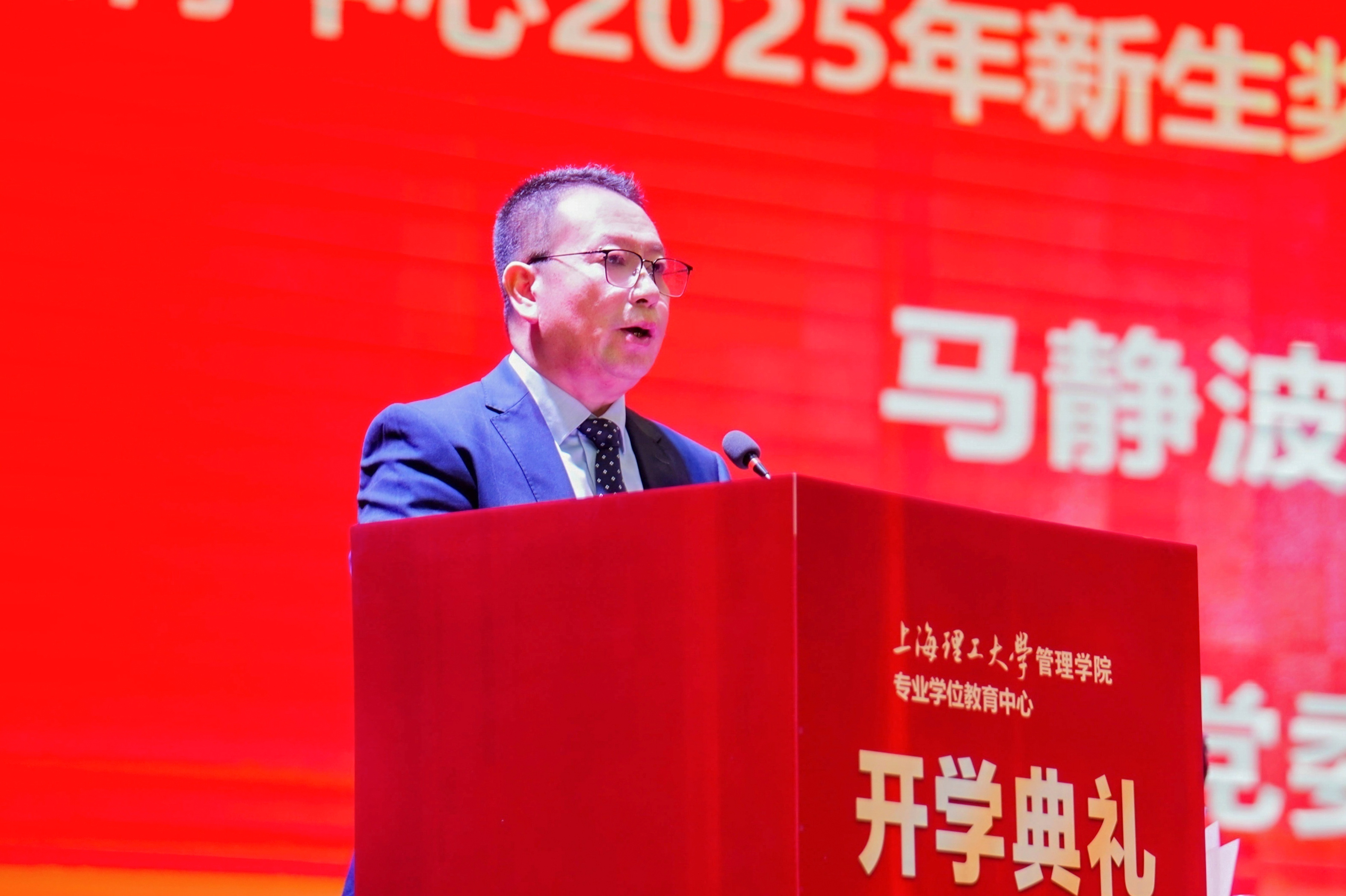 马静波宣读颁发奖学金的决定