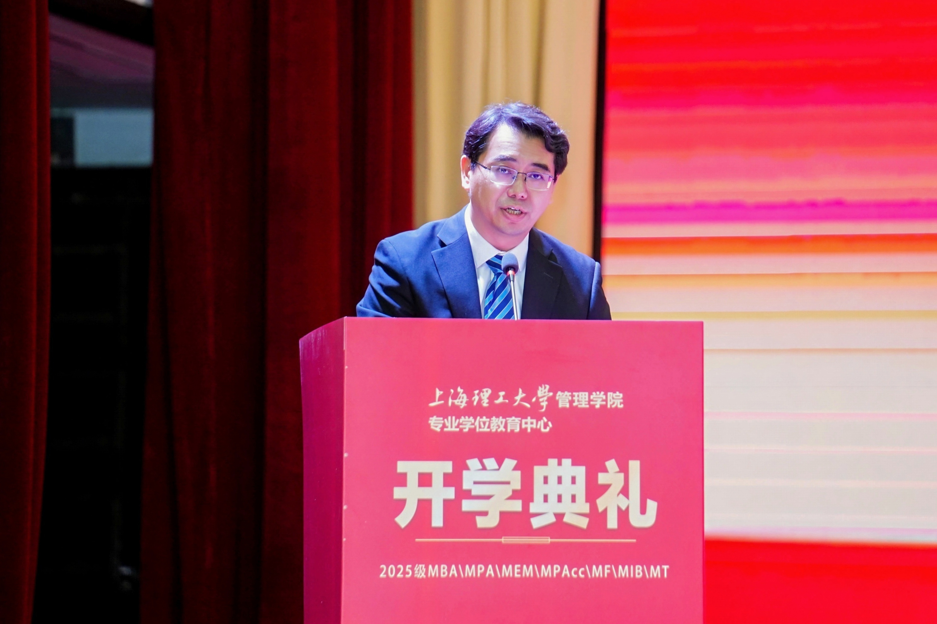 刘魏巍主持典礼